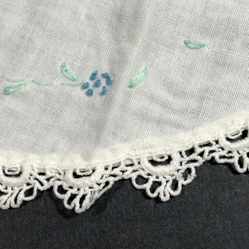 Vintage Oval White Table Topper Embroidery Crocheted Edge 14